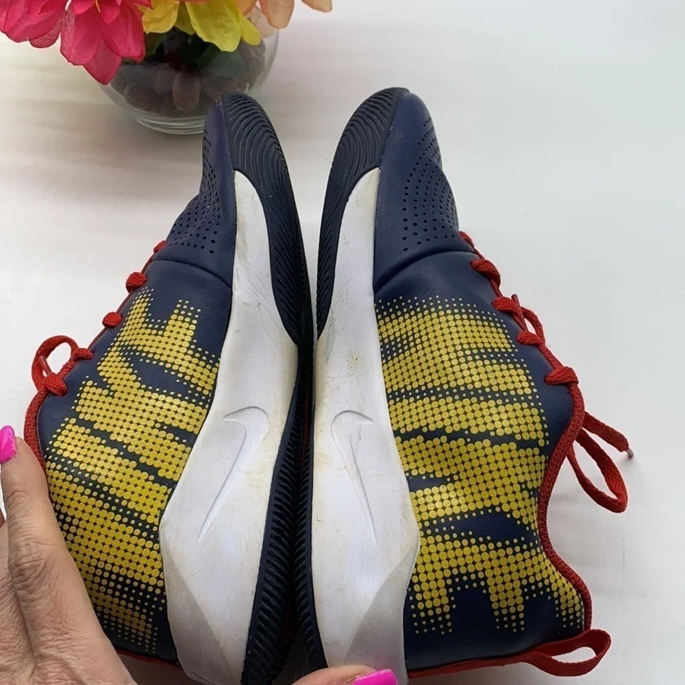 Nike Team Hustle Wuick Red Yellow Blue Sneaker Sz 7. NK0237